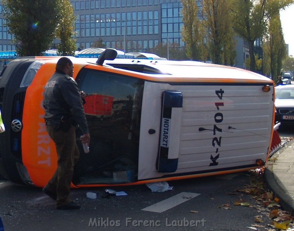 Schwerer VU Notarzt Pkw Koeln Ehrenfeld Weinsbergstr Oskar 94.JPG